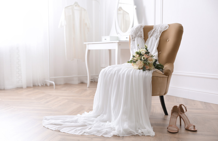свадебное платье, кресло, букет невесты