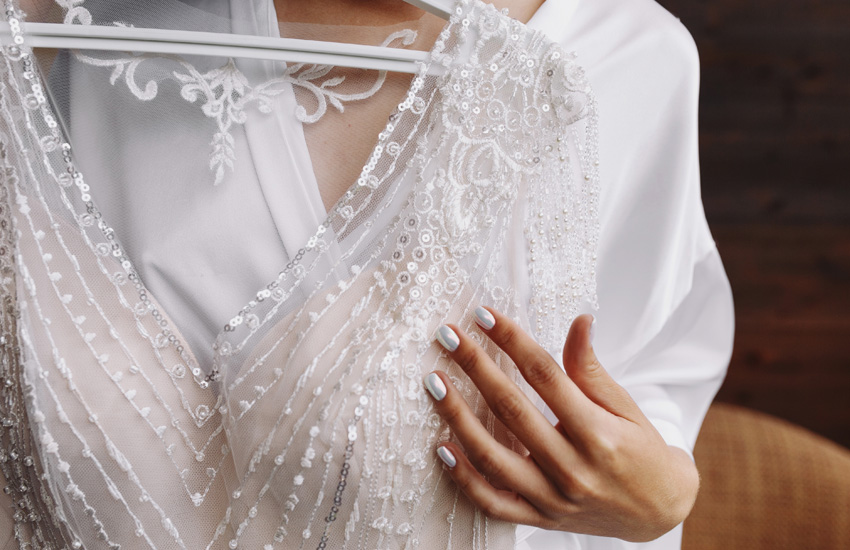 свадебное платье, вешалка, руки