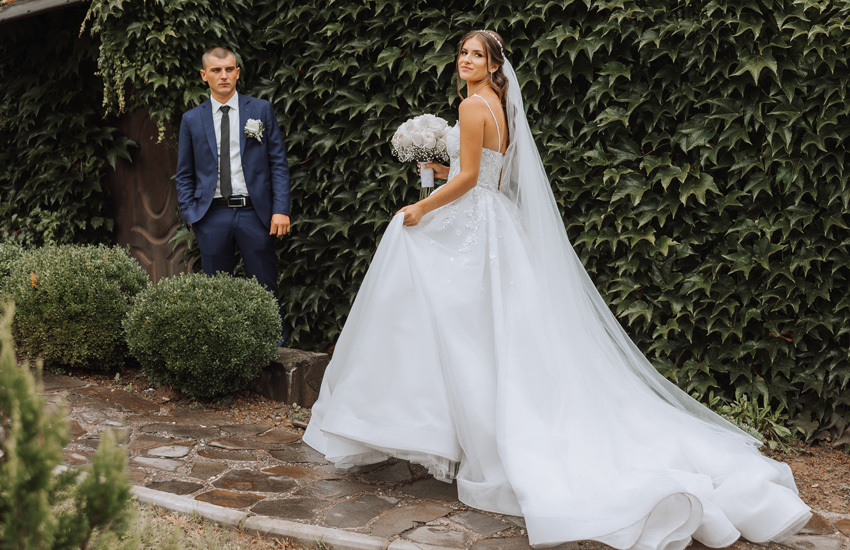 жених и невеста, свадьба, свадебное платье со шлейфом